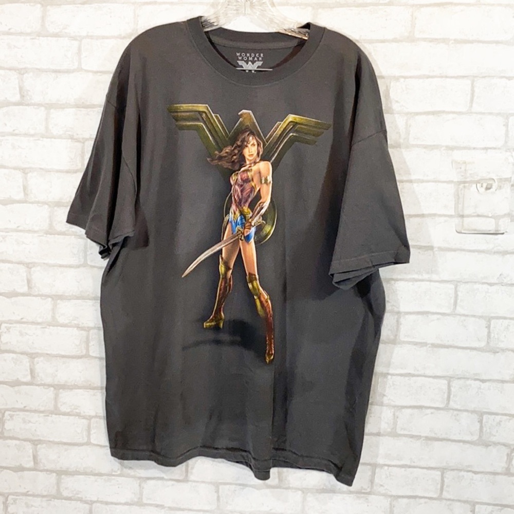 Wonder Woman graphic tee size XL (46/48)